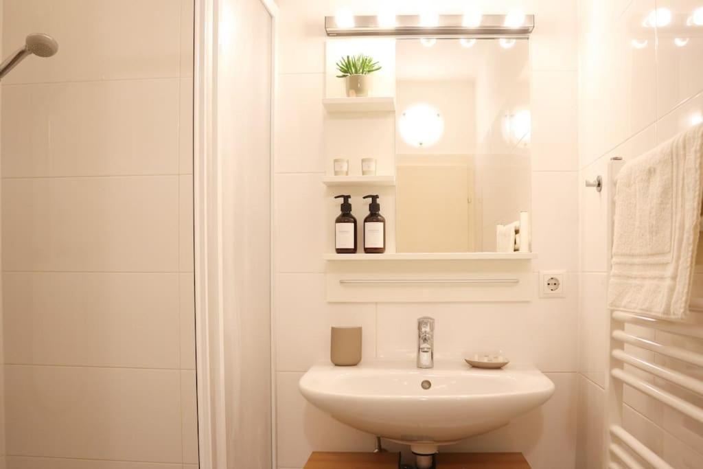 Charming, Modern & Spacious Apartment เวียนนา ภายนอก รูปภาพ