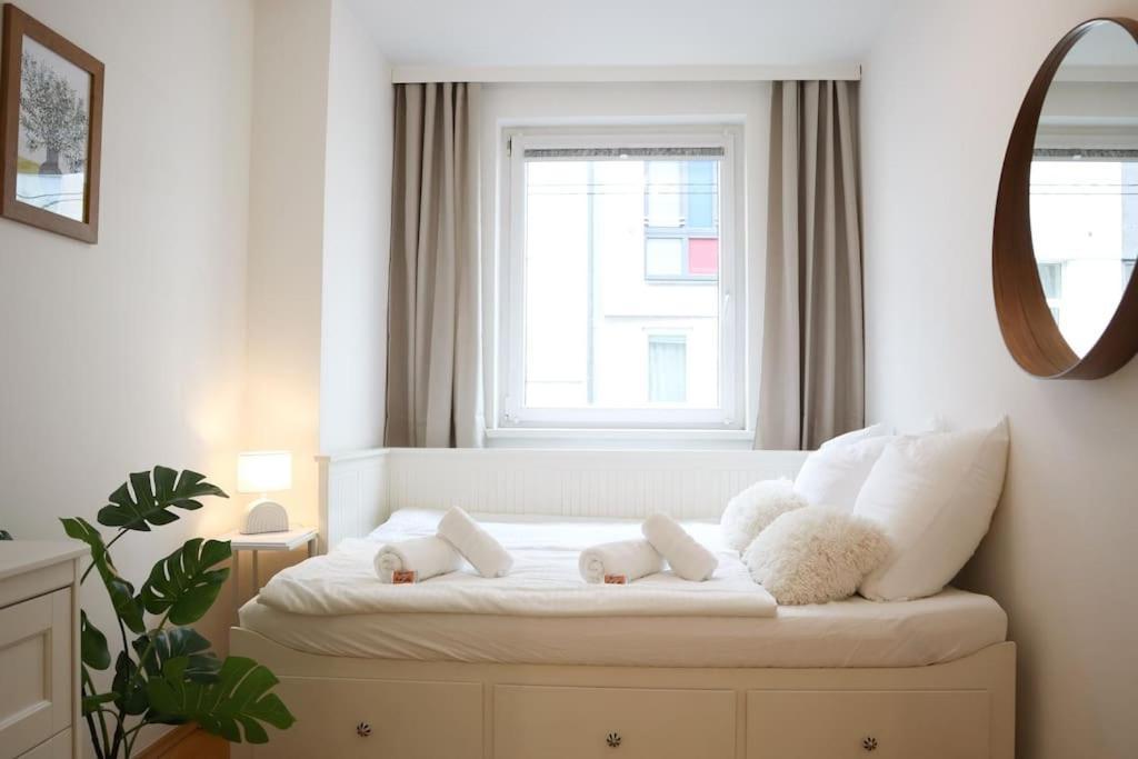 Charming, Modern & Spacious Apartment เวียนนา ภายนอก รูปภาพ